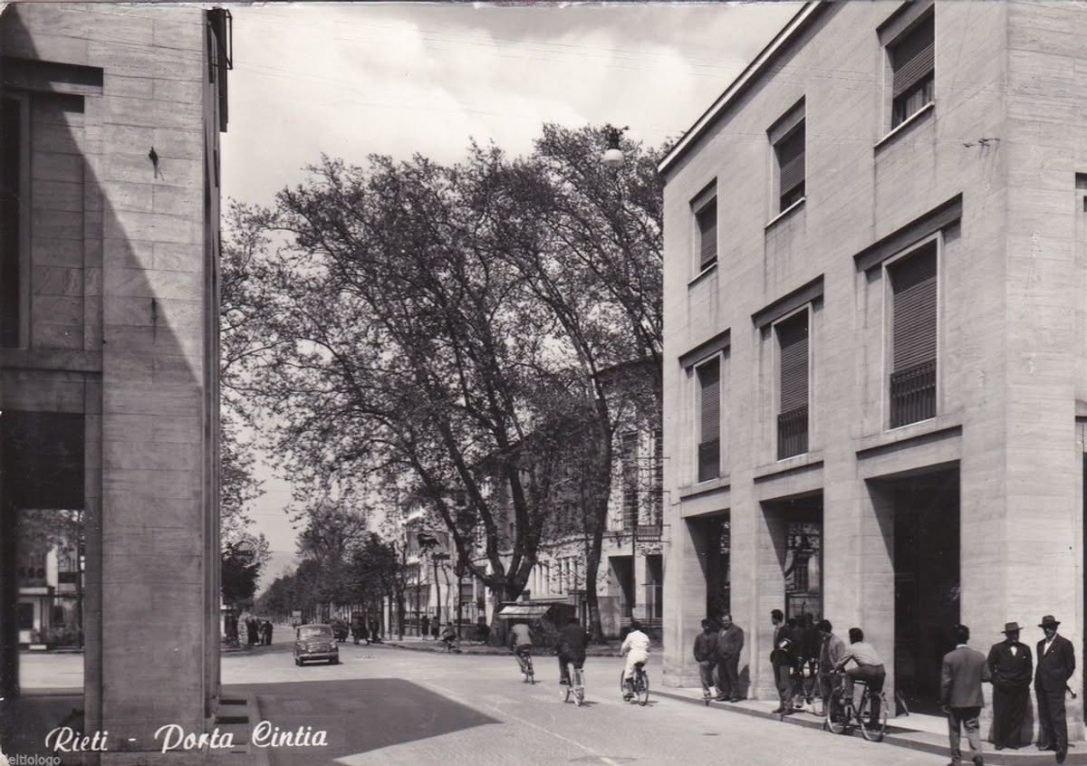 I “pali futuristi” di Porta Cintia